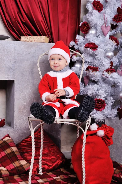 Ragazzo vestito da Babbo Natale con regali — Foto Stock