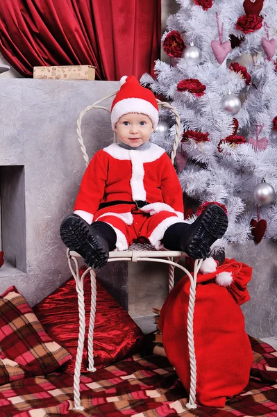 Ragazzo vestito da Babbo Natale con regali — Foto Stock