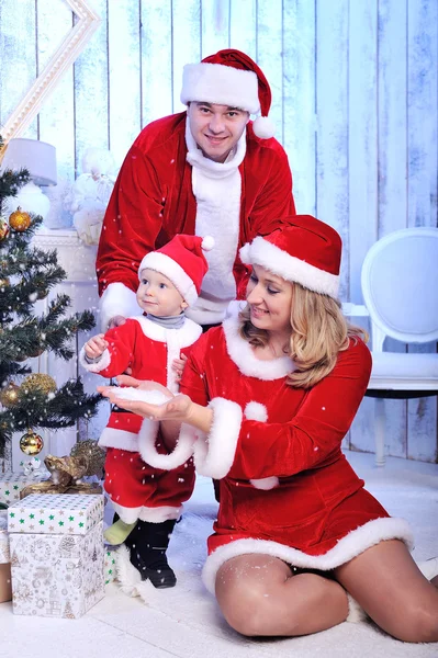 Famiglia vestita da Babbo Natale con regali — Foto Stock