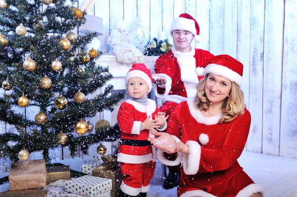 Famiglia vestita da Babbo Natale con regali — Foto Stock