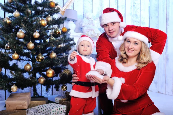 Famiglia vestita da Babbo Natale con regali — Foto Stock