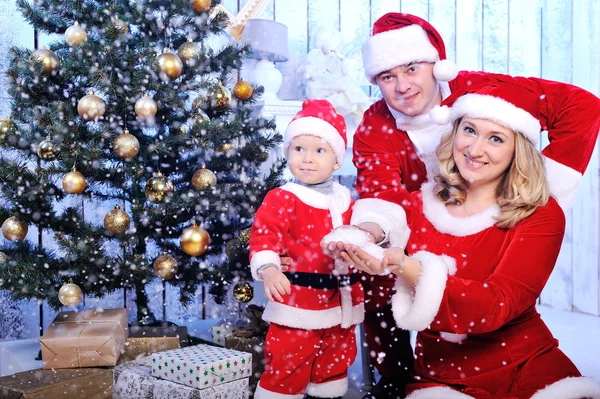 Famiglia vestita da Babbo Natale con regali — Foto Stock