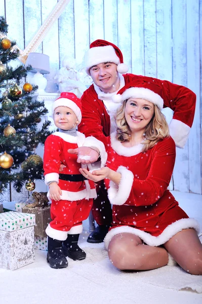 Família vestida de Santa com presentes — Fotografia de Stock