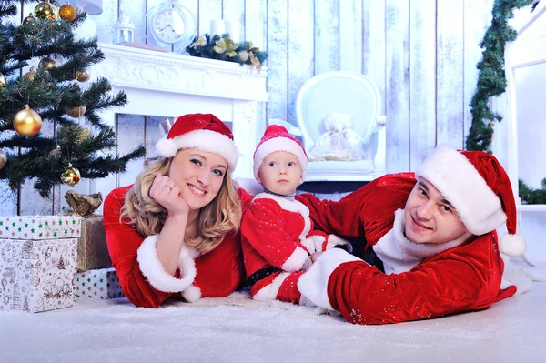 Famiglia vestita da Babbo Natale con regali — Foto Stock