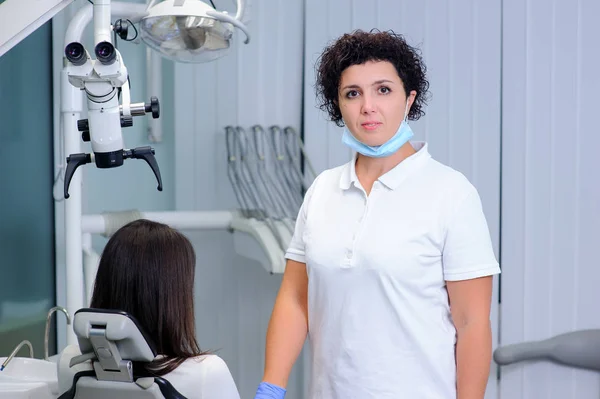 Tandläkare i en dental clinic — Stockfoto