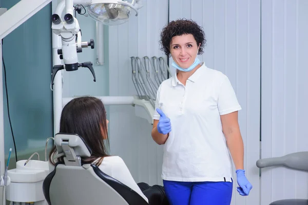 Tandläkare i en dental clinic — Stockfoto