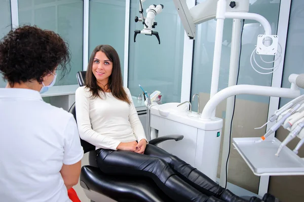 Tandläkare i en dental clinic — Stockfoto