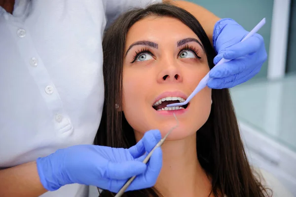 Mujer dentista trabajando en los dientes de sus pacientes — Foto de Stock