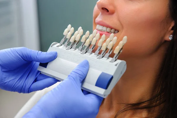 Retrato de cerca de mujeres jóvenes en silla de dentista, Check and sel — Foto de Stock