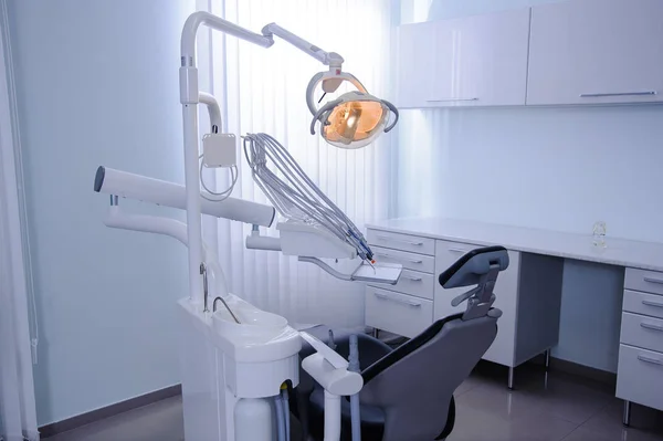 Modern tandläkarmottagning. Stolen och andra tillbehör som används — Stockfoto