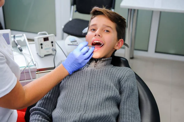 Foto de menino fazendo check-up bucal na clínica odontológica — Fotografia de Stock