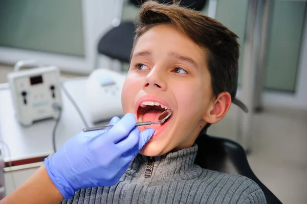 Foto de un niño haciendo chequeo bucal en una clínica dental — Foto de Stock