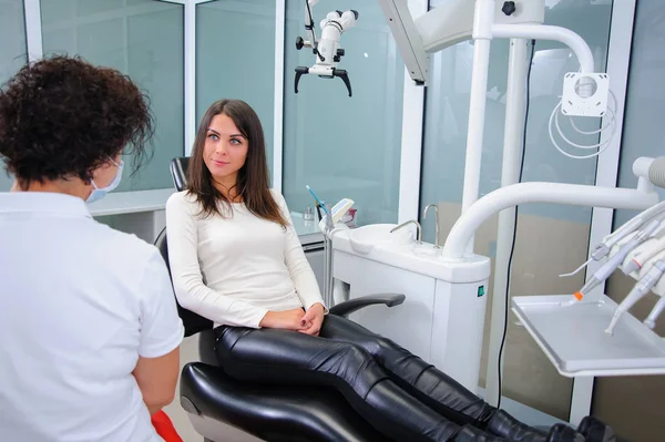 Tandläkare i en dental clinic — Stockfoto