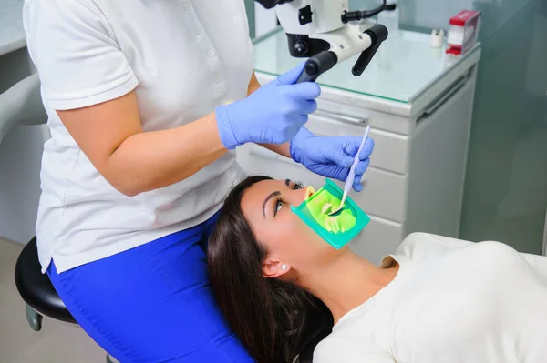Kvinnliga tandläkare redo för tänder behandling med Mikroskop — Stockfoto