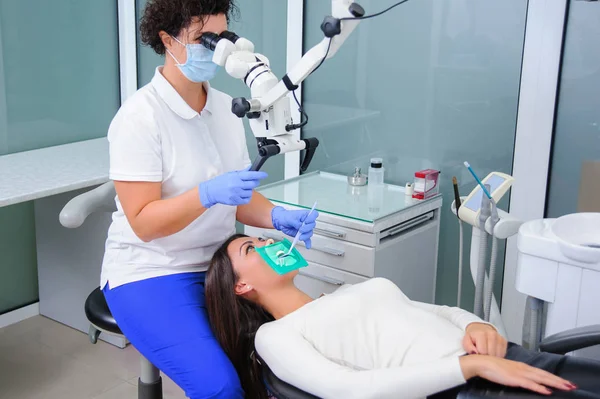 Kvinnliga tandläkare redo för tänder behandling med Mikroskop — Stockfoto