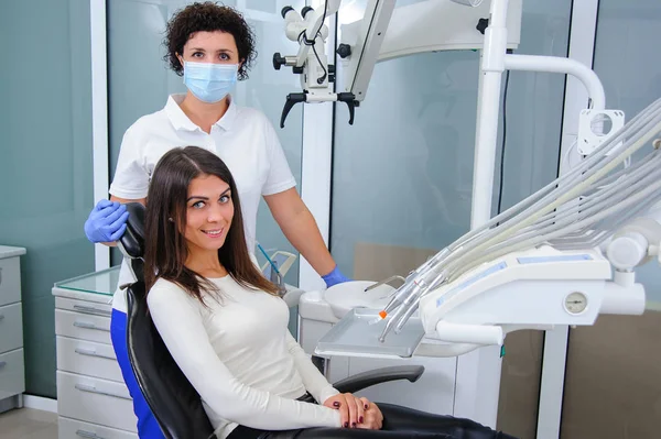 Tandläkare i en dental clinic — Stockfoto