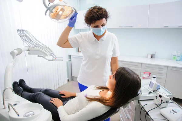 Dentista en una clínica dental — Foto de Stock