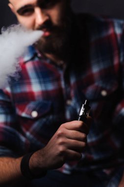 Acımasız adam sigara elektronik sigara