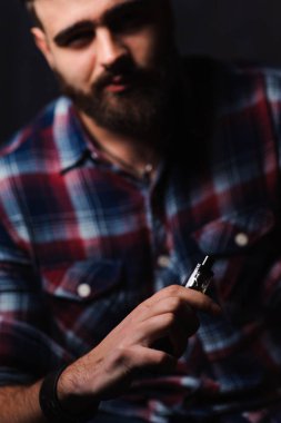 Acımasız adam sigara elektronik sigara