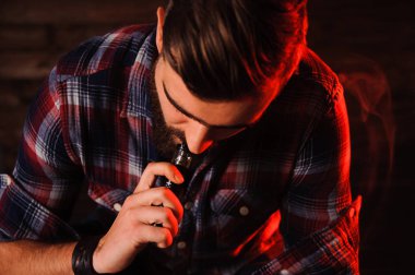 Acımasız adam sigara elektronik sigara