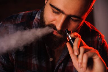 Acımasız adam sigara elektronik sigara