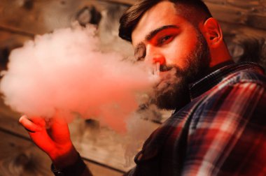 Acımasız adam sigara elektronik sigara