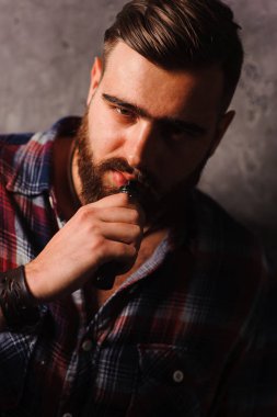 Acımasız adam sigara elektronik sigara