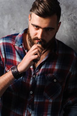 Acımasız adam sigara elektronik sigara