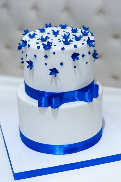 青い花と弓で白のウェディング ケーキ. — ストック写真
