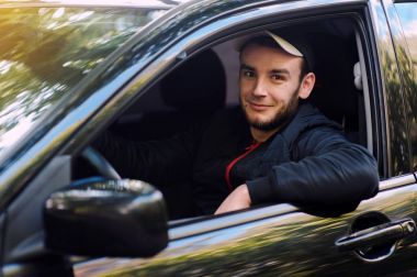 Direksiyondaki genç adam.