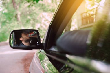 Adam araba sürüş sırasında bira içmek