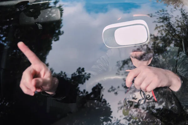 Man learning to drive with virtual reality glasses — Stock Photo, Image