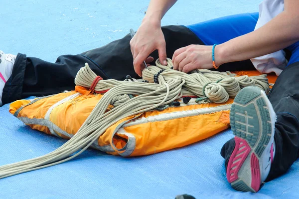 Deportistas de aeroclub estiban paracaídas en las condiciones de campo — Foto de Stock