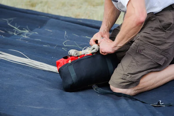 飞行俱乐部运动员把降落伞装在现场条件下 — 图库照片