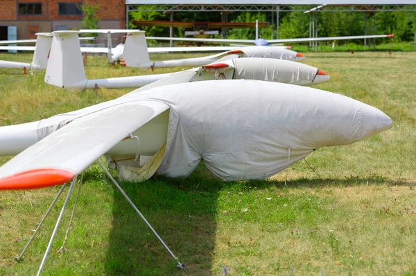 Gliders standing on meadow on airport — Stock Photo, Image