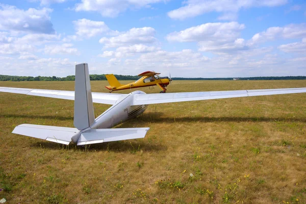 Sailplane and a towing aircraft starting on an airfield — Stock Photo, Image