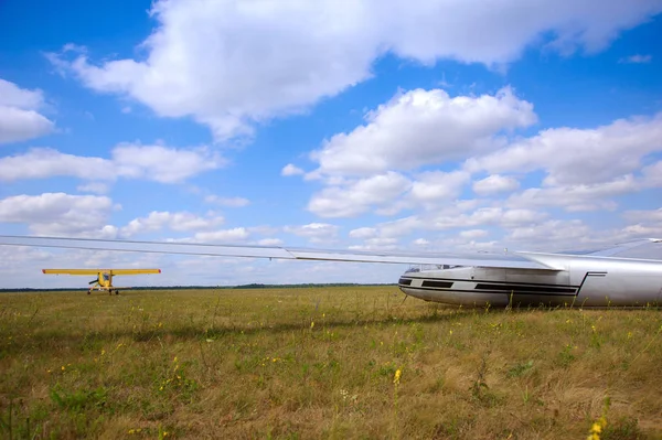 Sailplane and a towing aircraft starting on an airfield — Stock Photo, Image