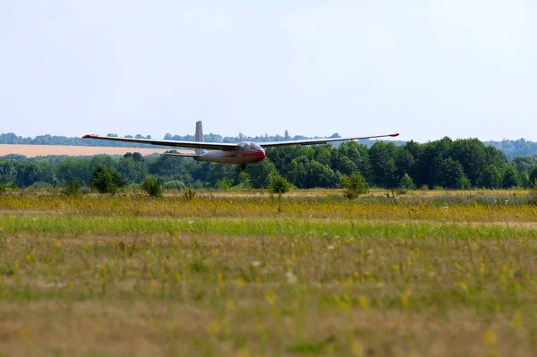 푸른 하늘에 비행 후 착륙 글라이더 — 스톡 사진