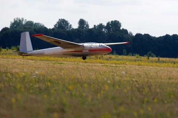 Glider landing after flight in blue sky — Stock Photo, Image