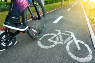 Bisiklet yolu ile adam