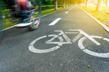 Bisiklet yolu ile adam
