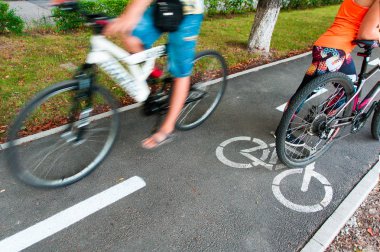 Bisiklet yolu ile adam