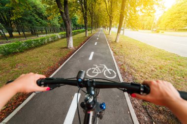 Bisiklet yolu ile adam