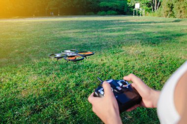 Uzak controle dronun. Uçak uçan açık