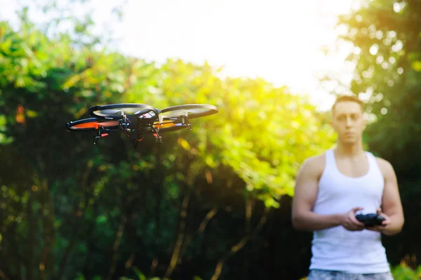 Telecomando del drone. Drone che vola all'aperto — Foto Stock