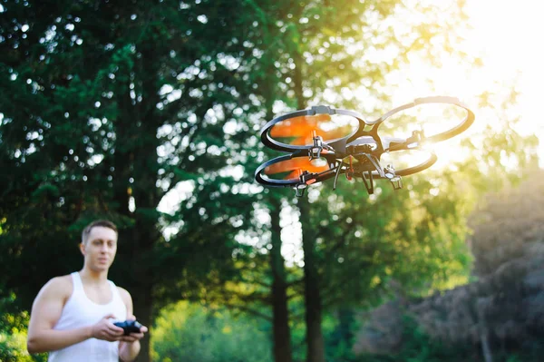 Control remoto del dron. Drone volando al aire libre —  Fotos de Stock