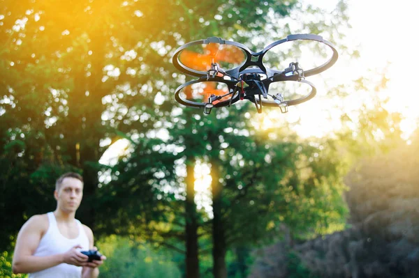 Afstandsbediening van drone. Drone vliegen buiten — Stockfoto