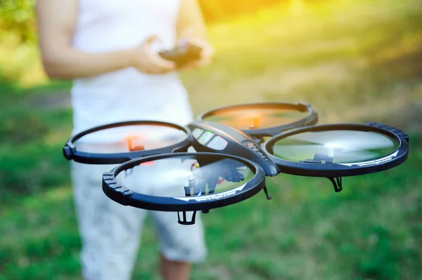 Control remoto del dron. Drone volando al aire libre —  Fotos de Stock