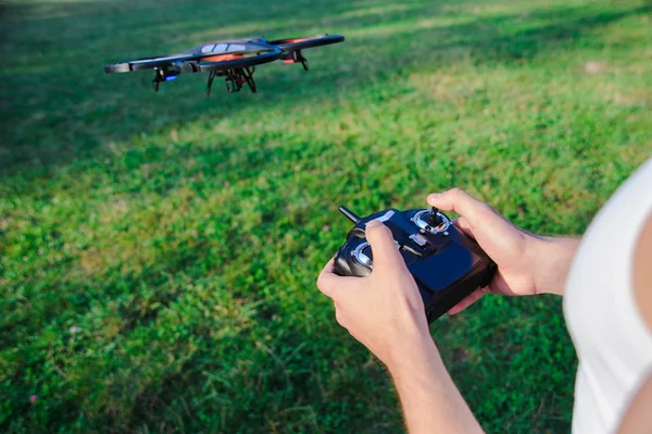 Uzak controle dronun. Uçak uçan açık
