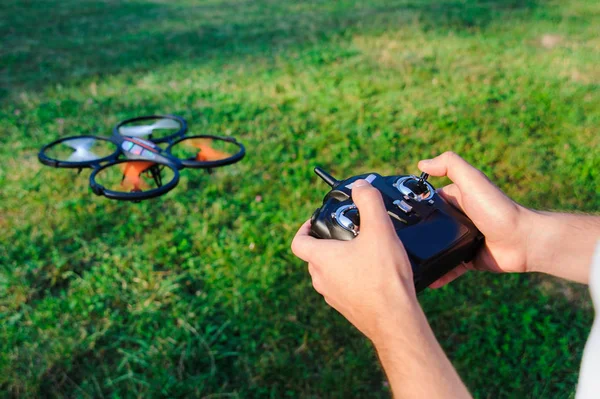 Uzak controle dronun. Uçak uçan açık